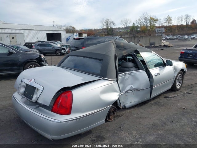 1998 LINCOLN TOWN CAR SIGNATURE VIN: 1LNFM82W2WY620353