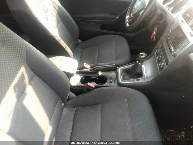 3VW817AU8FM023295 Volkswagen Golf Launch Edition 2-door