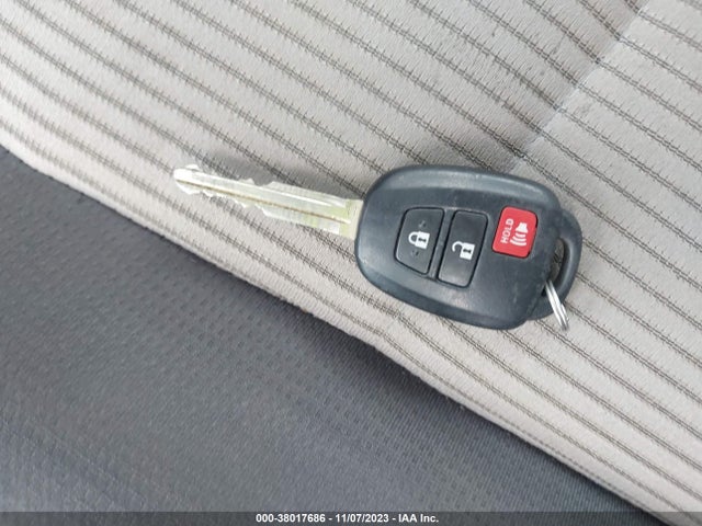 2014 TOYOTA RAV4 XLE VIN: 2T3WFREV8EW111447