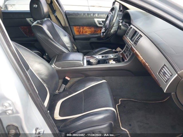 2012 JAGUAR XF SAJWA0HB4CLS38600 Photo 4