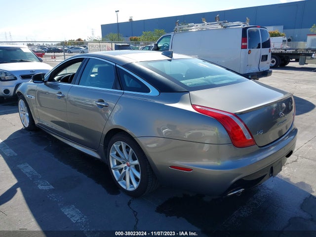 2017 JAGUAR XJ SAJWA1C75H8W04650 Photo 2
