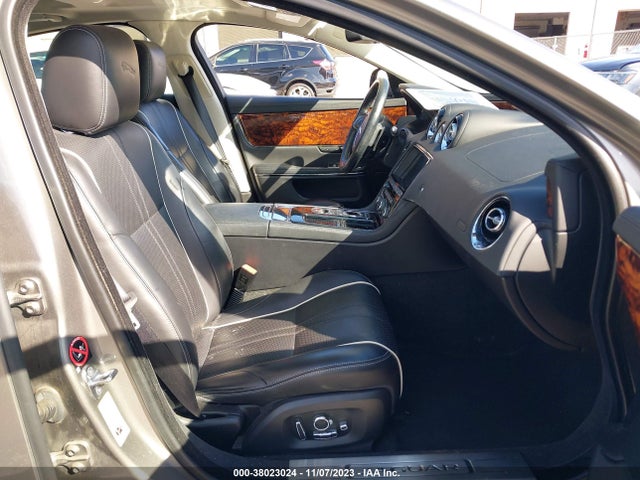 2017 JAGUAR XJ SAJWA1C75H8W04650 Photo 4