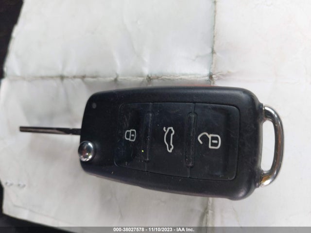 1VWBT7A36FC007783 Volkswagen Passat 1.8t Se