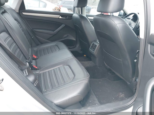 1VWBT7A36FC007783 Volkswagen Passat 1.8t Se