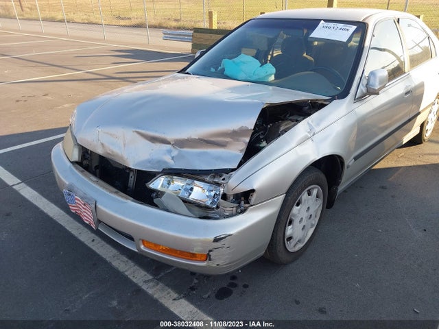 1996 HONDA ACCORD LX/EX VIN: 1HGCD5638TA177220