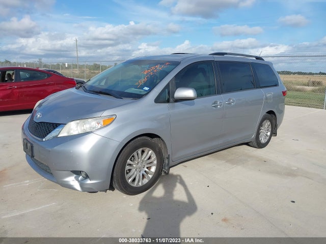 Toyota Sienna Xle 8 Passenger 2017 5TDYZ3DC4HS816099 Image 2