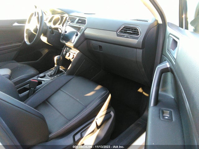 3VV2B7AXXMM045555 Volkswagen Tiguan Se/se R-line Black/sel