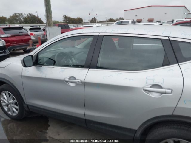 JN1BJ1AW5MW423693 Nissan Rogue Sport S