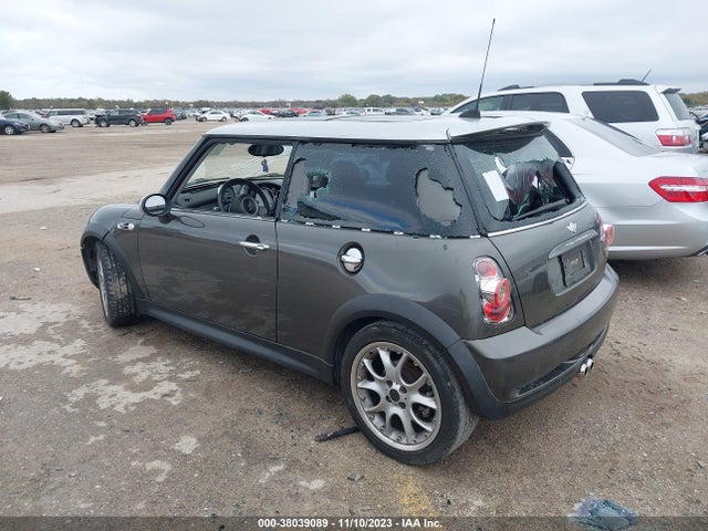 2006 MINI COOPER S WMWRE33546TN27657 Photo 2