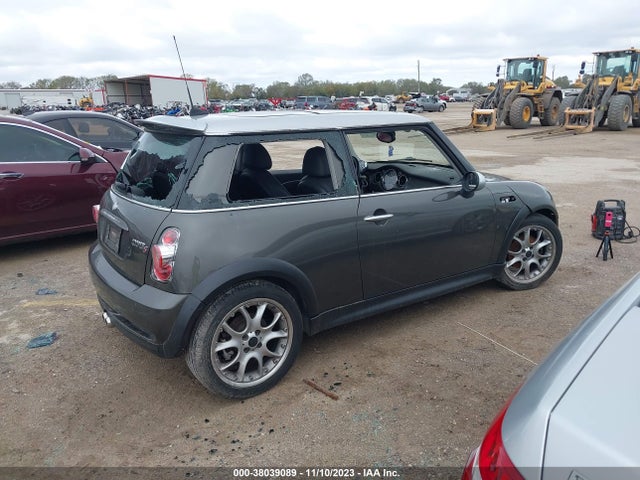 2006 MINI COOPER S WMWRE33546TN27657 Photo 3