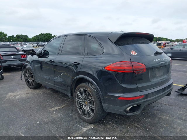 2017 PORSCHE CAYENNE WP1AA2A21HKA90531 Photo 2