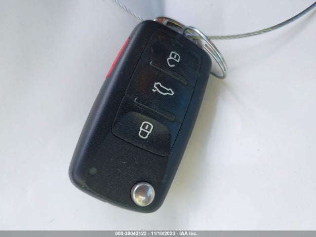 2013 VOLKSWAGEN BEETLE 2.5L VIN: 3VWJX7AT1DM674885