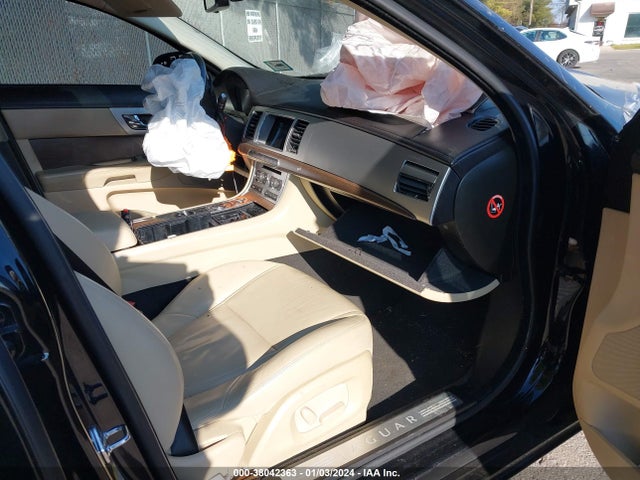 2013 JAGUAR XF SAJWA0ES4DPS66721 Photo 4
