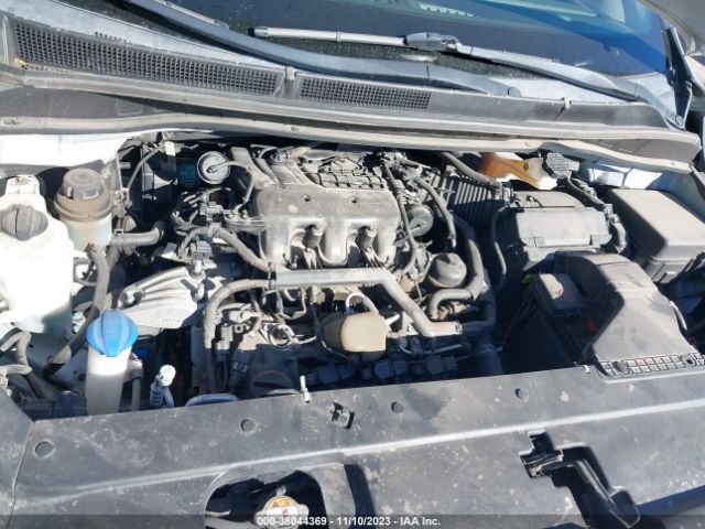 KNDMB5C13G6162726 KIA SEDONA LX