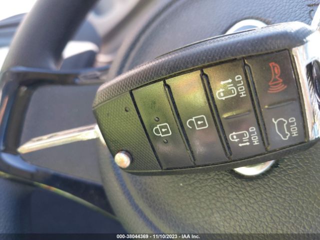 KNDMB5C13G6162726 KIA SEDONA LX