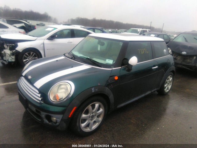 2010 MINI COOPER WMWMF3C57ATZ26272 Photo 1