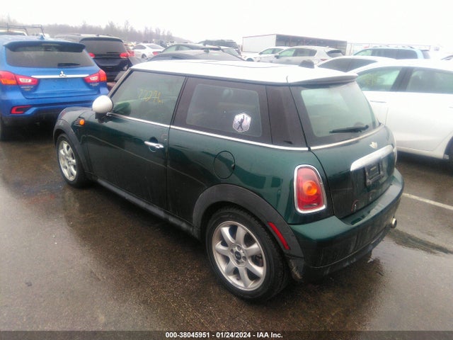 2010 MINI COOPER WMWMF3C57ATZ26272 Photo 2