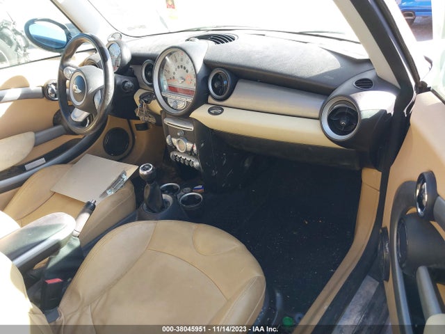 2010 MINI COOPER WMWMF3C57ATZ26272 Photo 4