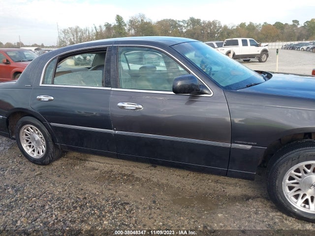 1999 LINCOLN TOWN CAR SIGNATURE VIN: 1LNHM82W7XY621881