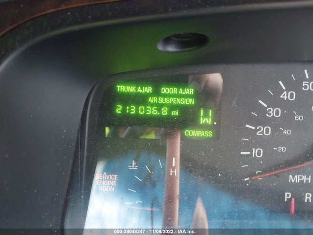 1999 LINCOLN TOWN CAR SIGNATURE VIN: 1LNHM82W7XY621881