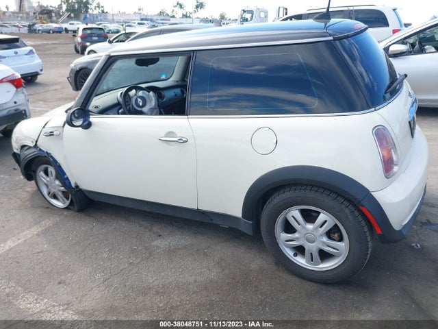 2006 MINI COOPER WMWRC33506TJ75182 Photo 2
