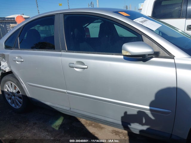 2005 VOLVO S40 2.4I VIN: YV1MS382852093097