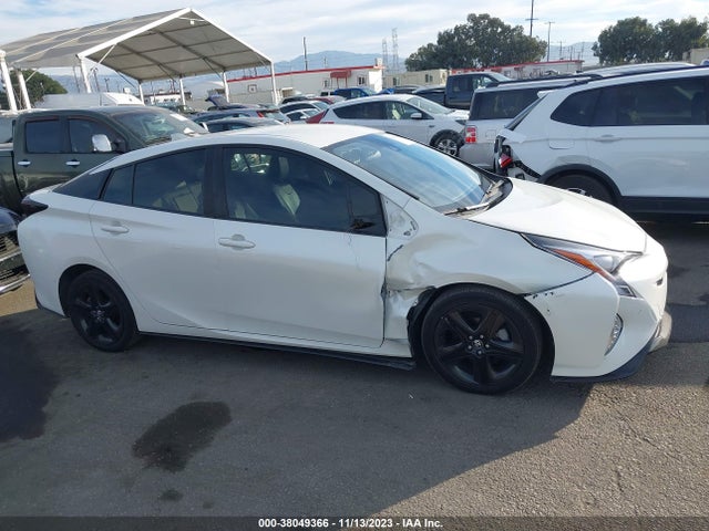 Toyota Prius Three Touring 2018 JTDKARFU0J3065547 Image 13
