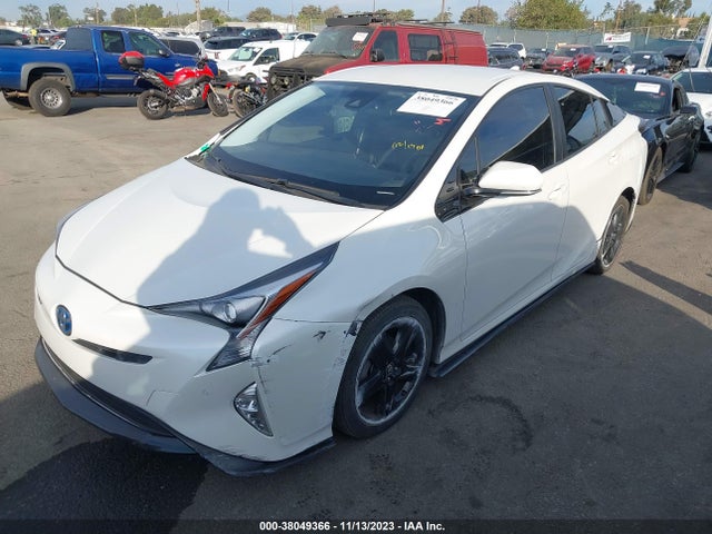 Toyota Prius Three Touring 2018 JTDKARFU0J3065547 Image 2