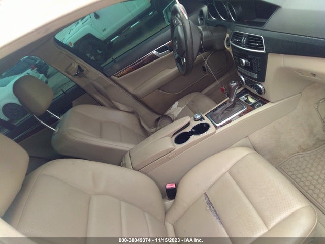 2013 MERCEDES-BENZ C 250 SPORT/LUXURY VIN: WDDGF4HB7DR251647