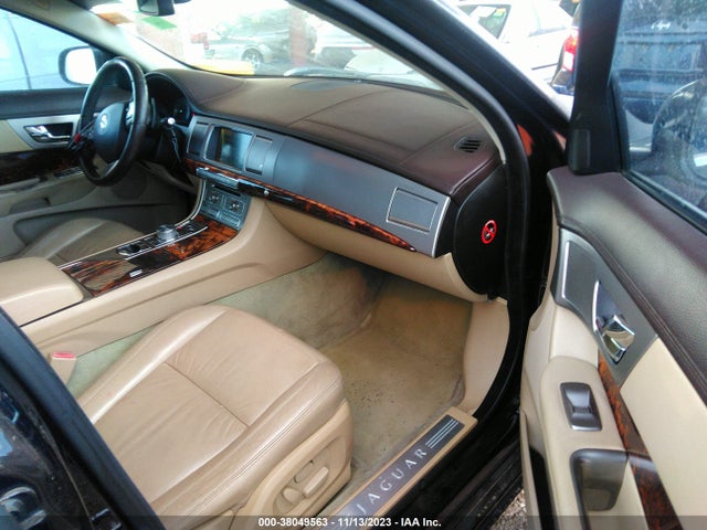 2011 JAGUAR XF SAJWA0FB6BLR82202 Photo 4
