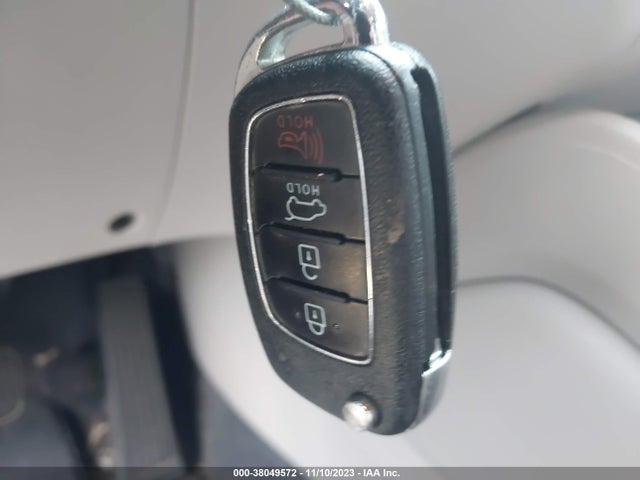2017 HYUNDAI TUCSON SE VIN: KM8J33A44HU587396