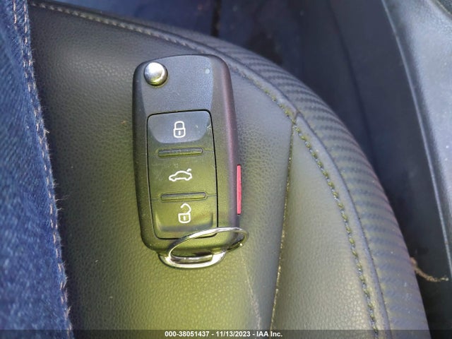 2013 VOLKSWAGEN BEETLE 2.5L VIN: 3VW5X7AT0DM828634