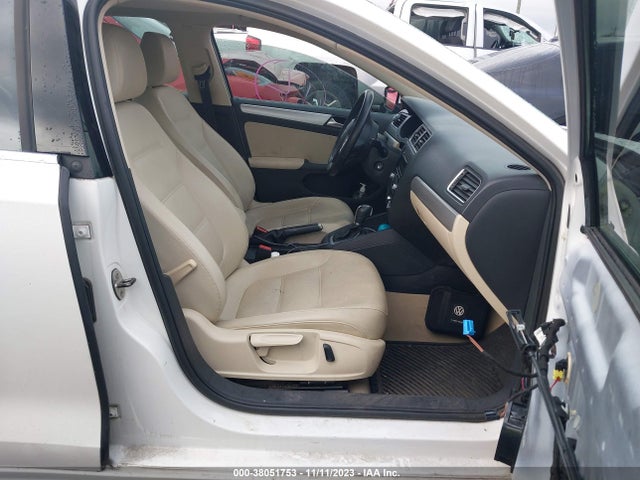 2013 VOLKSWAGEN JETTA 2.5L SE VIN: 3VWDX7AJ4DM289395