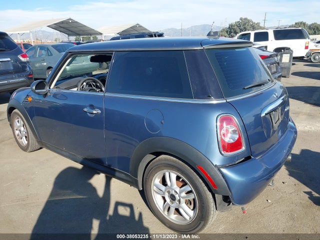 2011 MINI COOPER WMWSU3C59BT097865 Photo 2