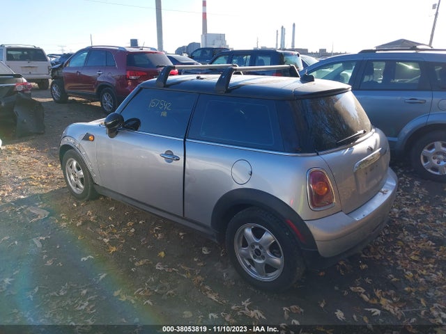 2007 MINI COOPER WMWMF33567TL67631 Photo 2