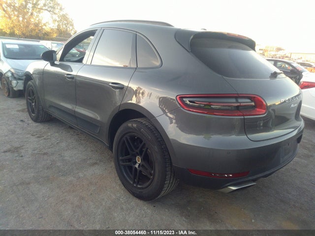 2017 PORSCHE MACAN WP1AA2A54HLB08816 Photo 2