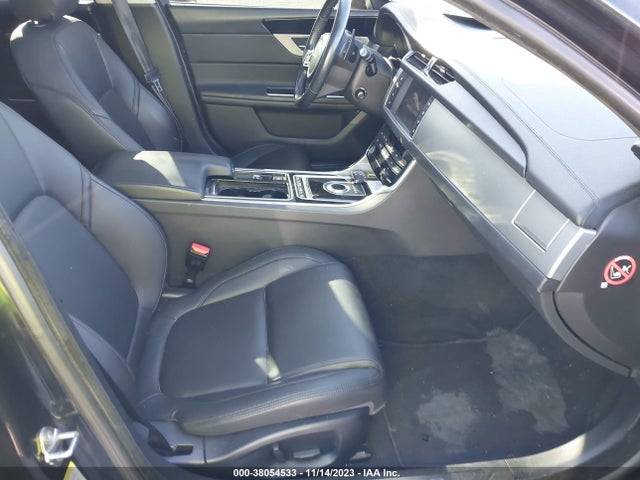 2017 JAGUAR XF SAJBJ4BN4HCY31860 Photo 4