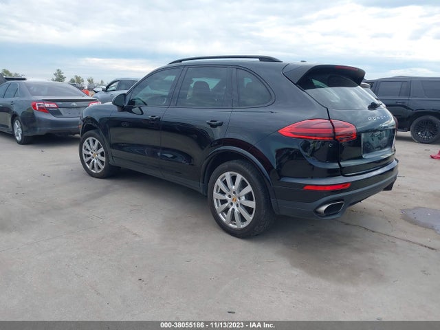 2017 PORSCHE CAYENNE WP1AA2A28HKA89473 Photo 2