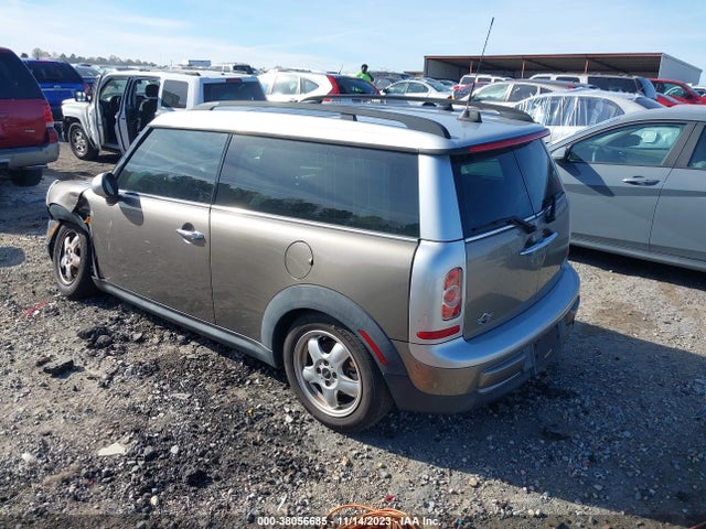 2011 MINI COOPER CLUBMAN WMWZF3C51BT267564 Photo 2