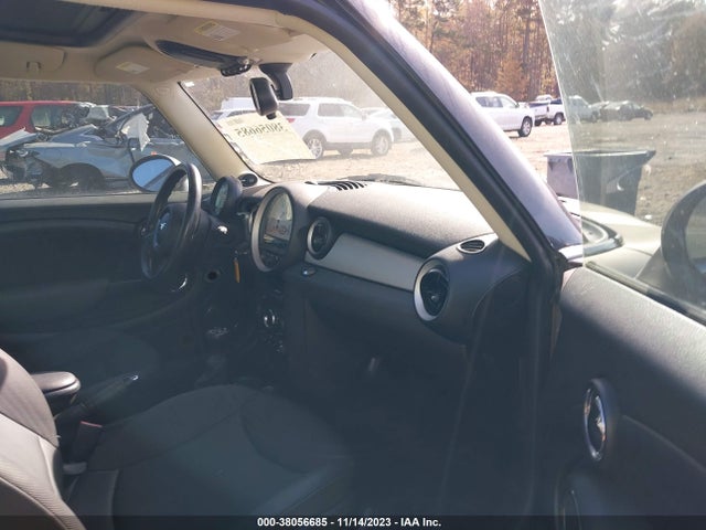 2011 MINI COOPER CLUBMAN WMWZF3C51BT267564 Photo 4