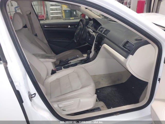 1VWBT7A33EC046104 Volkswagen Passat 1.8t Se
