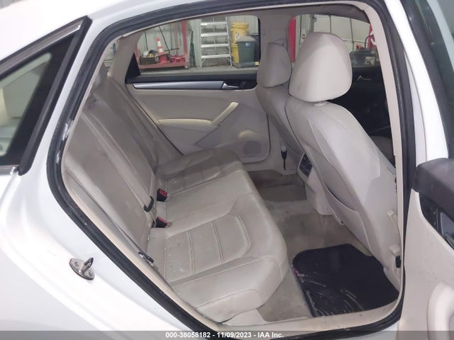 1VWBT7A33EC046104 Volkswagen Passat 1.8t Se
