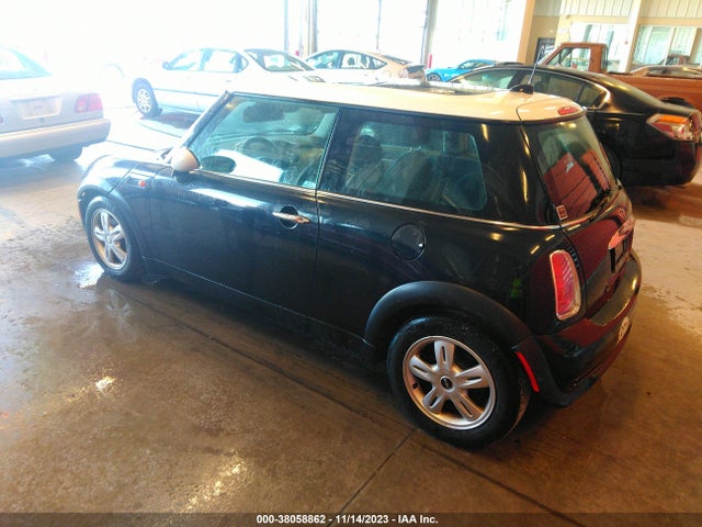 2006 MINI COOPER WMWRC33586TK65745 Photo 2