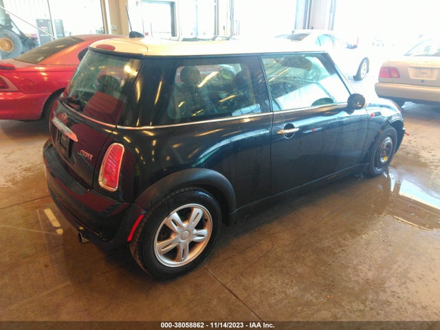 2006 MINI COOPER WMWRC33586TK65745 Photo 3