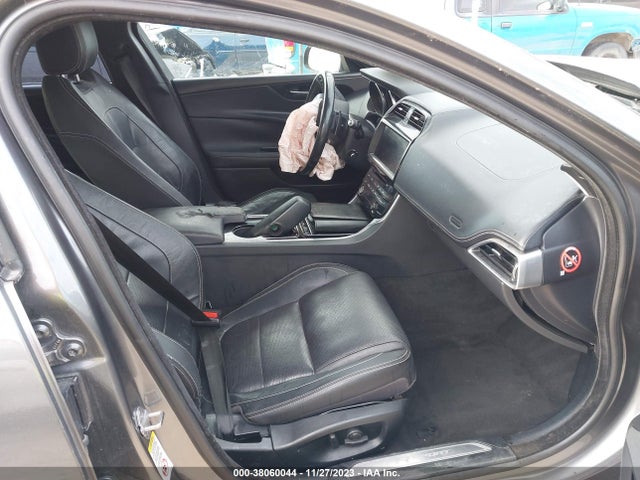 2017 JAGUAR XE SAJAF4BV1HA961751 Photo 4