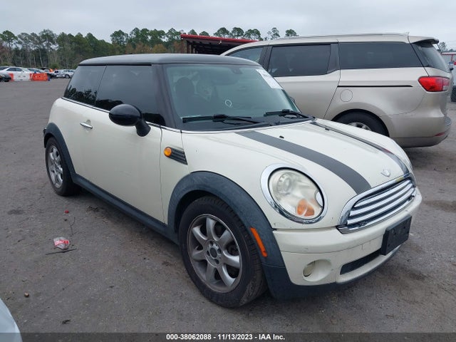 2010 MINI COOPER WMWMF3C57ATZ61393 Photo 0
