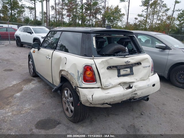 2010 MINI COOPER WMWMF3C57ATZ61393 Photo 2