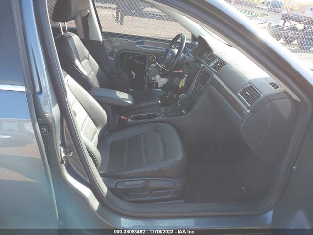 1VWBS7A33GC038977 Volkswagen Passat 1.8t Se