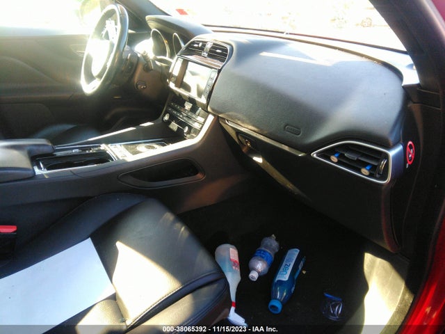 2018 JAGUAR F-PACE SADCJ2FX8JA252864 Photo 4