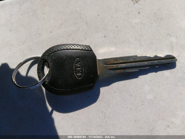 2006 KIA SORENTO EX/LX VIN: KNDJC733365636823